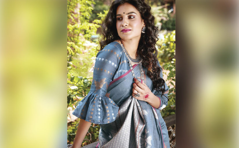 শাড়ির সঙ্গে ব্লাউজ-এ আনুন বৈচিত্র্য