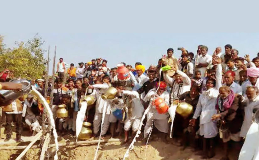 নিরন্নের দেশে দুধ-ঘি-দই মন্দিরের ভিতে