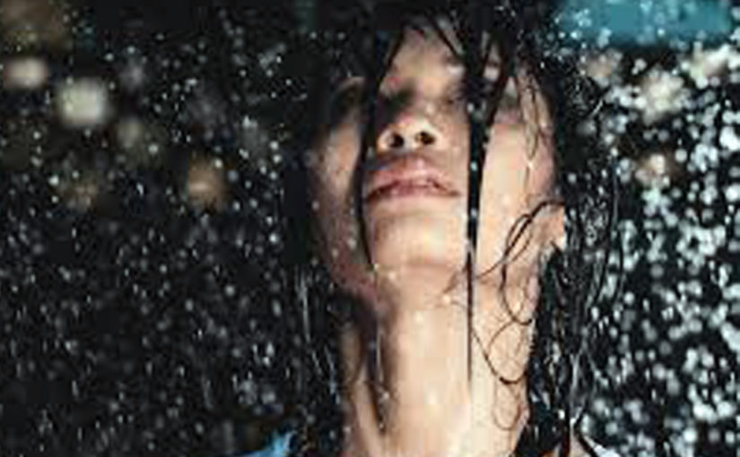 বৃষ্টির জলে চুল ভিজে গেলে বাঁচানোর ঘরোয়া উপায়