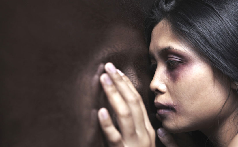 অত্যাচারিত হলে, স্বামীর বিরুদ্ধে রুখে দাঁড়ান