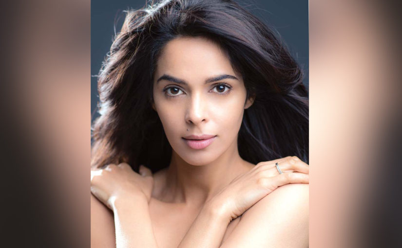 বাঙালি পরিচালকের ওয়েব সিরিজে মল্লিকা শেরাওয়াত