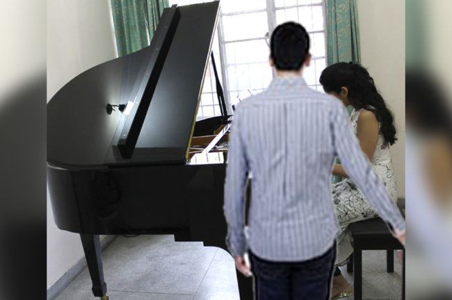 বন্ধুত্বে উৎসাহ দেখাচ্ছে পরিচিত যুবক