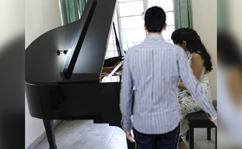 বন্ধুত্বে উৎসাহ দেখাচ্ছে পরিচিত যুবক