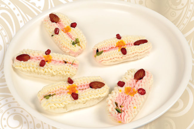 সম্পর্কে মিষ্টতা আনুন সামান্য মিষ্টিমুখ করিয়ে