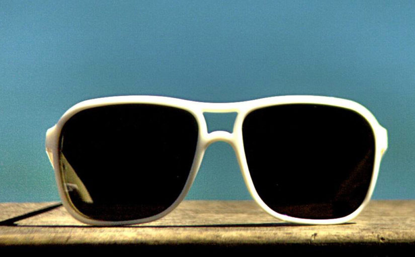 চোখ ঢাকতে রোদ চশমা