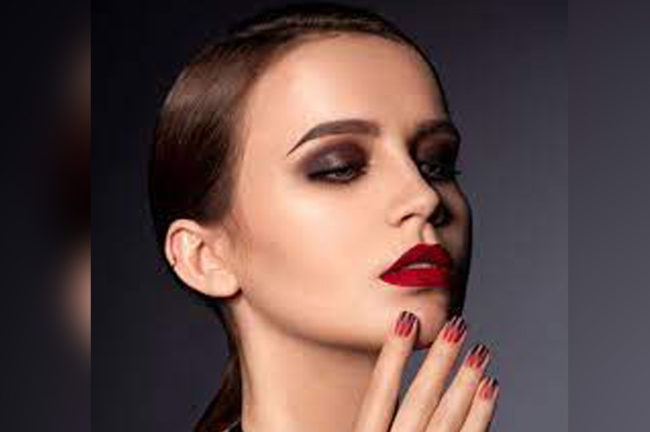 দিনের বেলার স্মোকি লুক