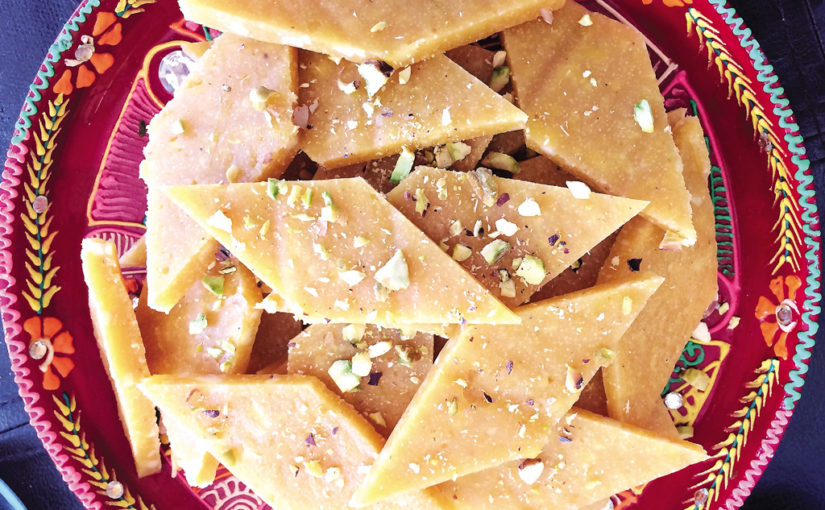 বরফি দিয়ে মিষ্টি আপ্যায়ন