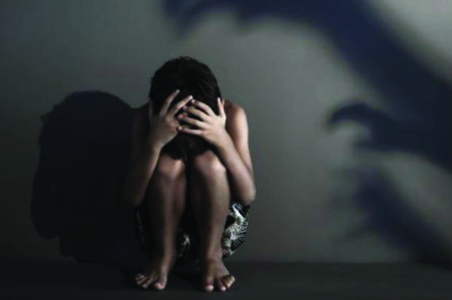 শিশুকন্যার উপর যৌন নির্যাতন করছে তার কাকা