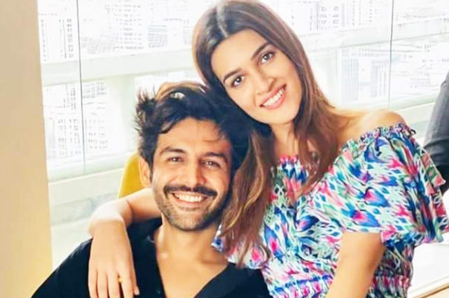 হাঁটুতে চোট নিয়েই শুটিং করছেন কার্তিক আরিয়ান