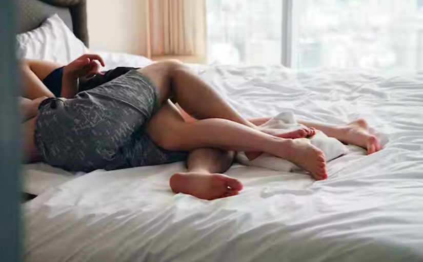 স্ত্রী প্রেমিকের সঙ্গে অবৈধ  সম্পর্কে লিপ্ত