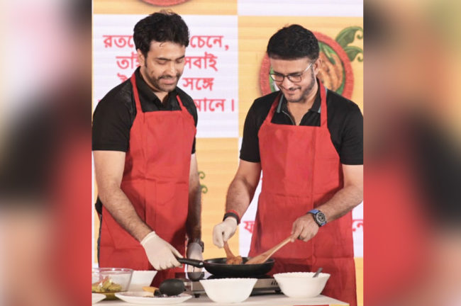 ইলিশ মাছ রান্না করে জনচিত্ত জয় করে নিলেন সৌরভ এবং আবির