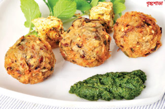 মশালা-রাইস বড়া এবং আলু-পনির পকোড়া