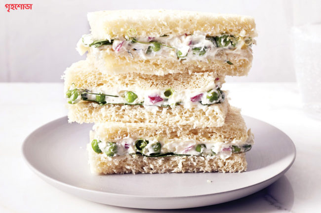 ভেজ স্যান্ডউইচ,ম্যাকারনি স্যালাড এবং স্ট্রবেরি স্মুদি